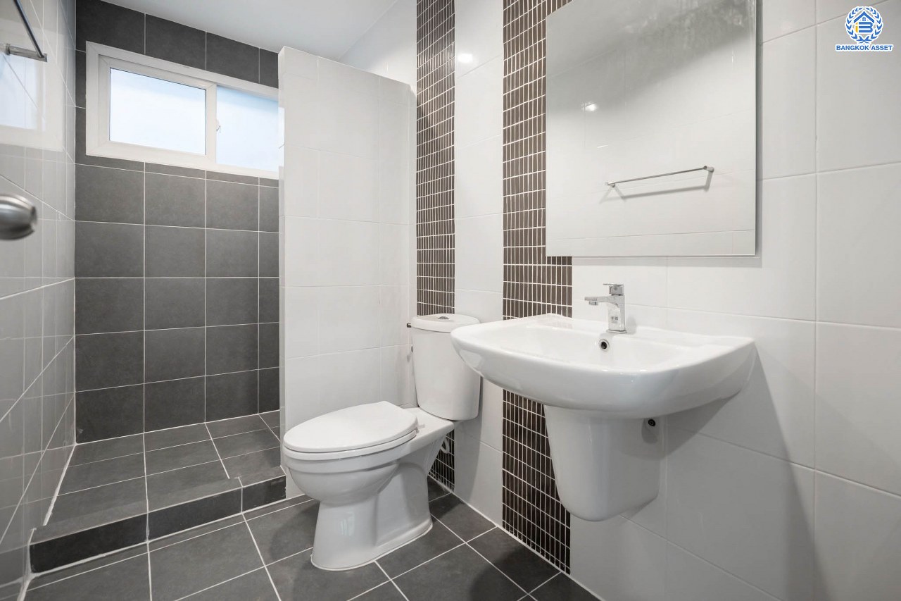 บ้านมือสองตกแต่งใหม่ โครงการ คาซ่าแกรนด์ รัตนาธิเบศร์-ราชพฤกษ์ หลังมุม บ้านเดี่ยวจากแบรนด์ Q.House เนื้อที่ 87.5 ตร.ว. ฟังก์ชัน 3 ห้องนอน 3 ห้องน้ำ จอดรถได้ถึง 4 คัน พร้อม Facilities ครบครัน บนทำเลเดินทางสะดวก ติดถนนราชพฤกษ์ ใกล้เซ็นทรัลเวสต์เกต และรถไฟฟ้าสายสีม่วง "สถานีบางรักใหญ่"